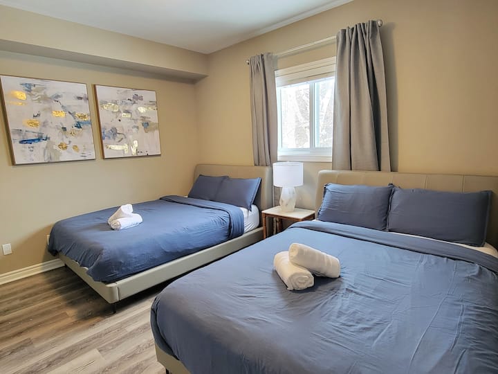 חדר שינה בקומה הראשית עם 2 מיטות קווין סייז