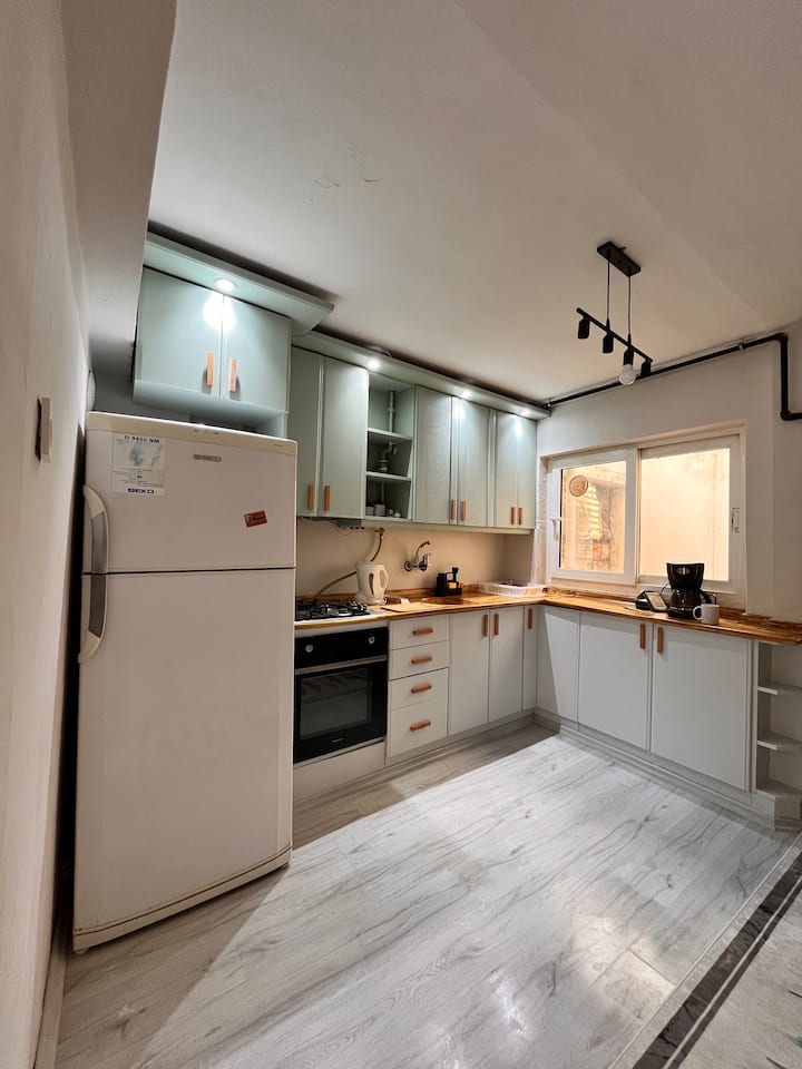 Central Apartment In City Center. 3 Min Metro - Izmir