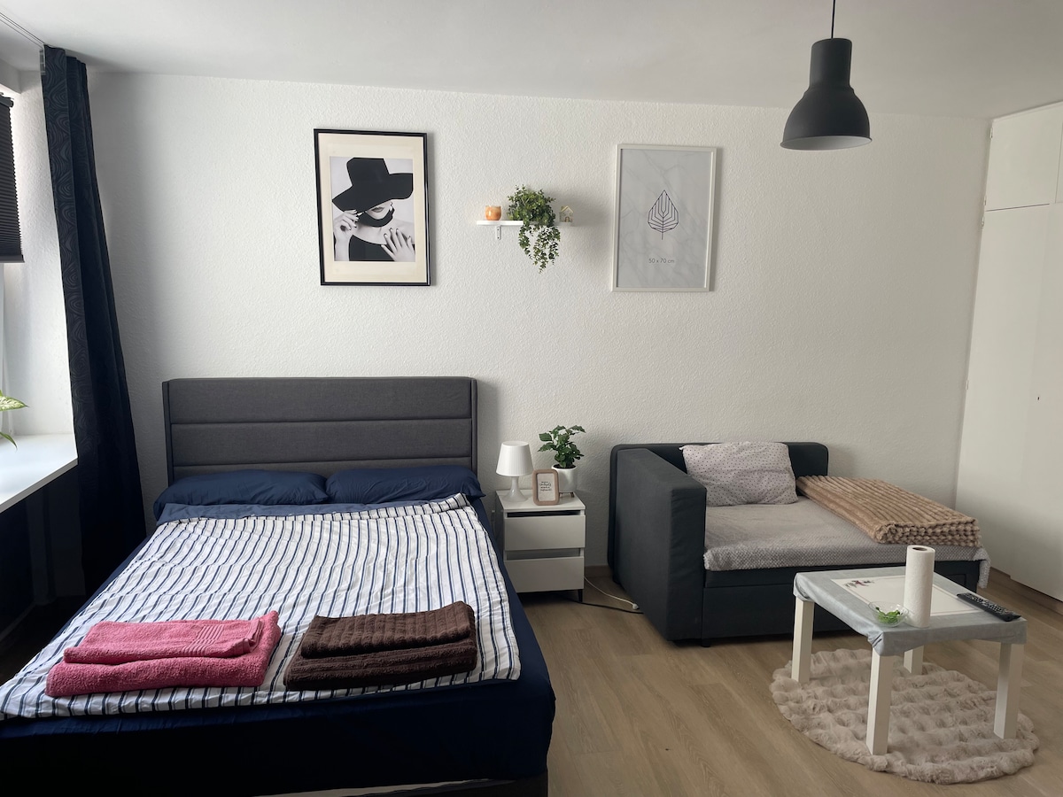 Top performing Airbnb: Riverfront Room near Messe • Walk to Old Town in Deutz