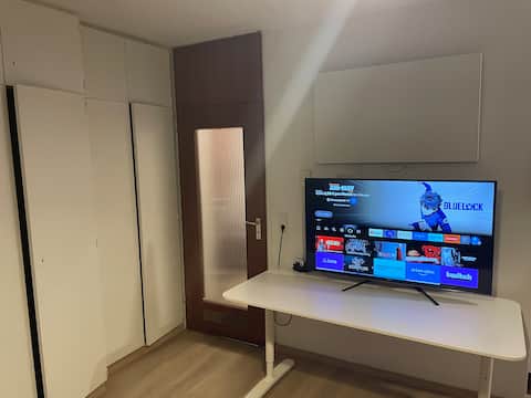 Top performing Airbnb: Riverfront Room near Messe • Walk to Old Town in Deutz