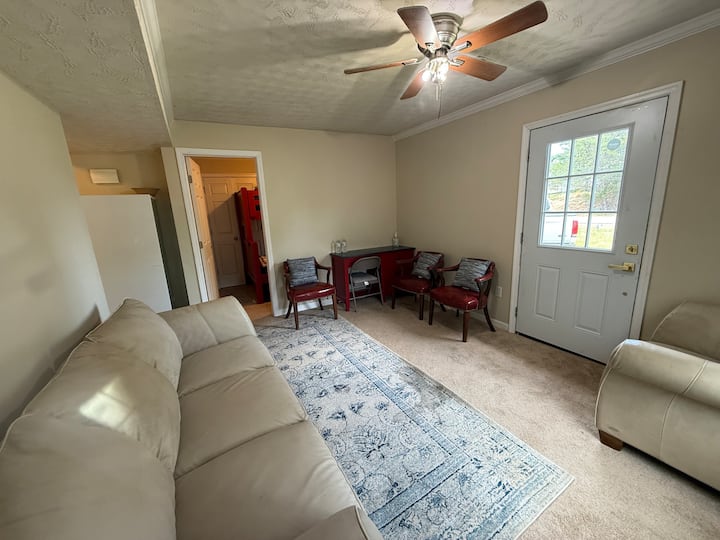 2 Bedroom Retreat Near Shopping & Dining - Fredericksburg, VA