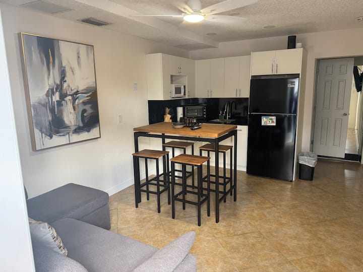 Tropical Haven Dania Beach - Dania Beach, FL