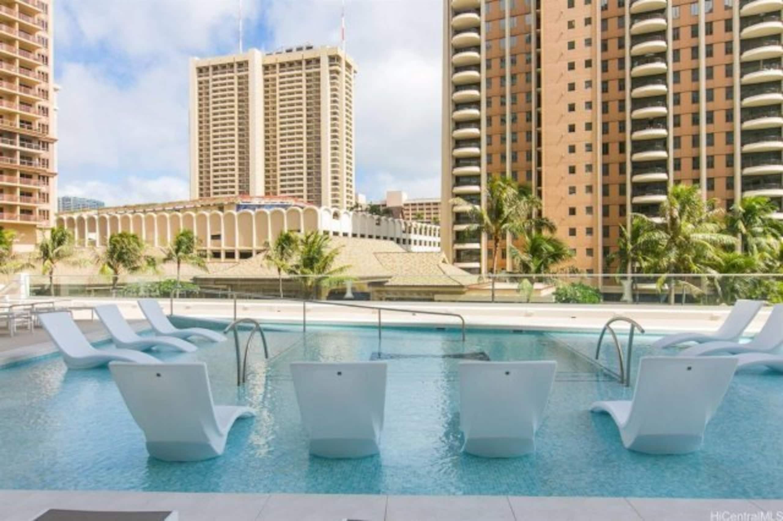 Condo in Honolulu · ★4.6 · 1 bedroom · 2 beds · 1 private bath - Image 37