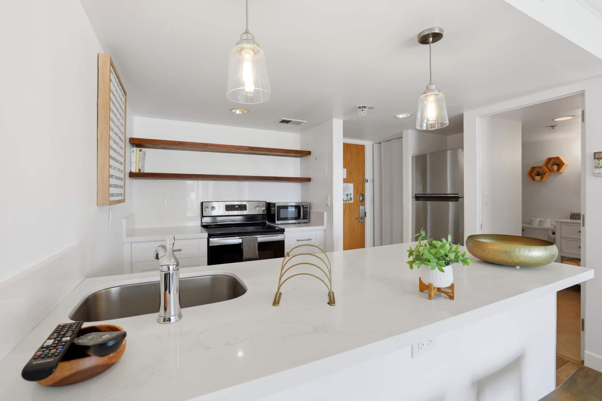 Condo in Honolulu · ★4.6 · 1 bedroom · 2 beds · 1 private bath - Image 4