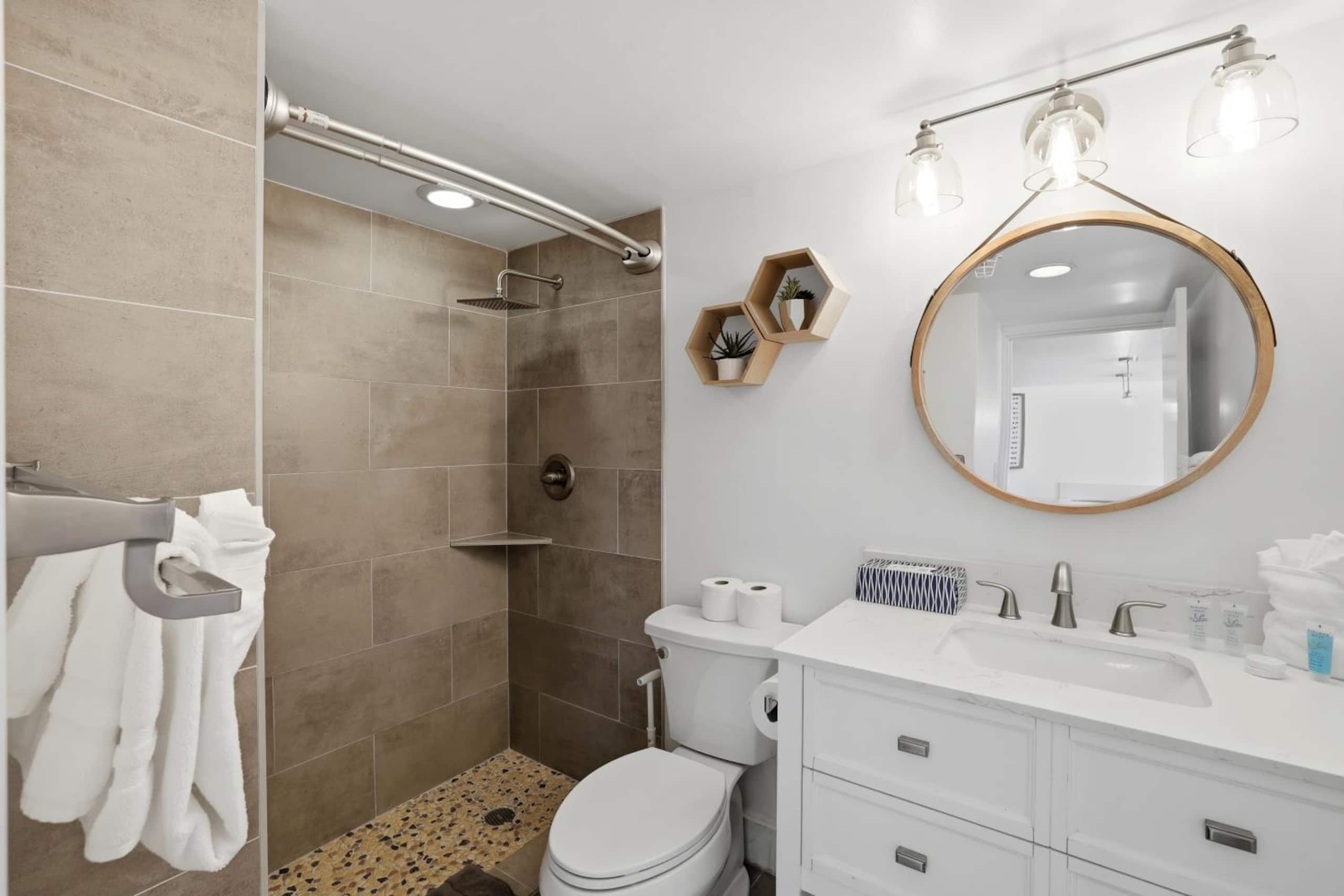 Condo in Honolulu · ★4.6 · 1 bedroom · 2 beds · 1 private bath - Image 12