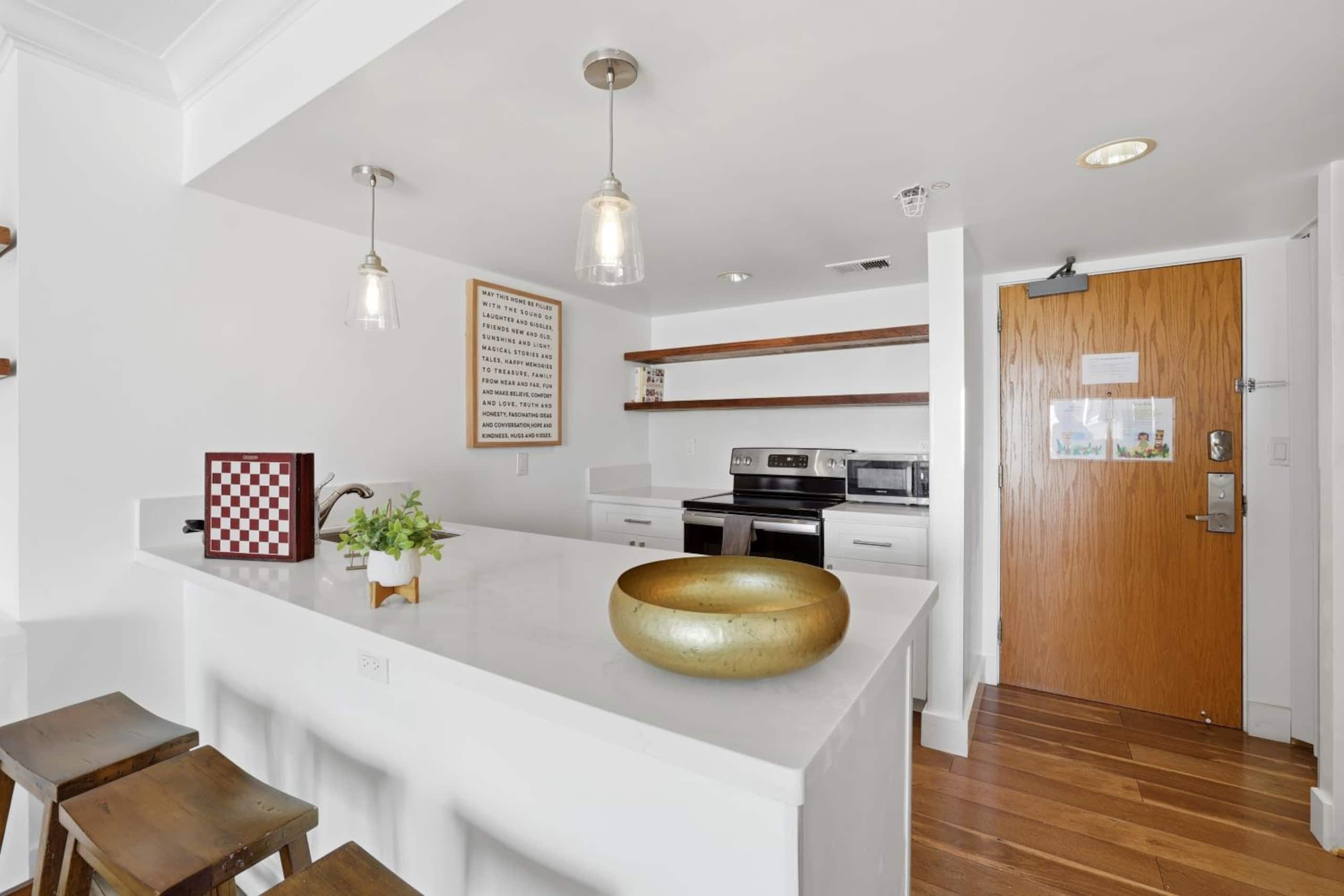 Condo in Honolulu · ★4.6 · 1 bedroom · 2 beds · 1 private bath - Image 5