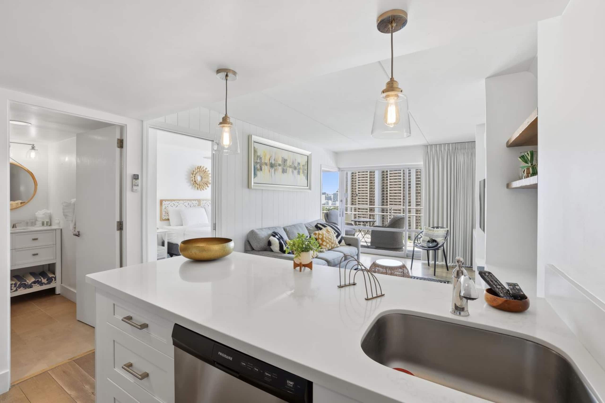 Condo in Honolulu · ★4.6 · 1 bedroom · 2 beds · 1 private bath - Image 6