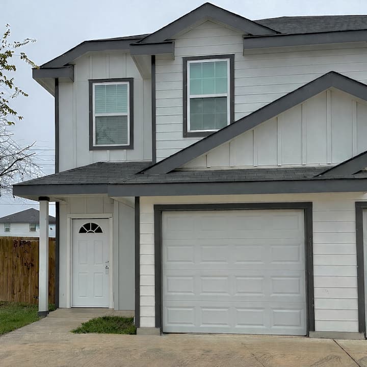 Cozy Townhome • Near Downtown Sa & Military Bases - Green Acres Golf and Games - San Antonio