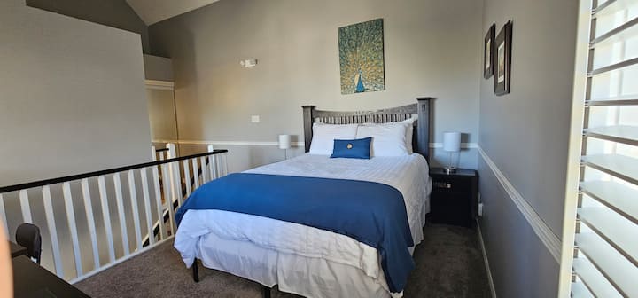 Cama queen en el loft.
