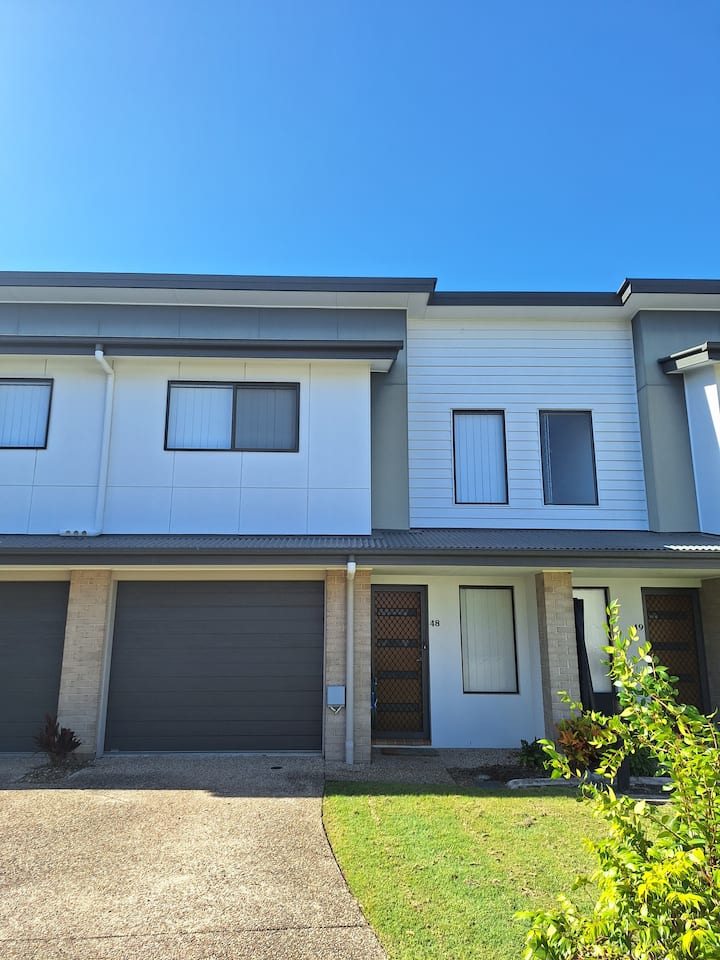 3 Bedroom Gold Coast Townhouse - Dreamworld, Coomera
