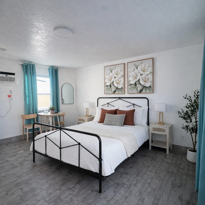 A17. Sunny Poolside Retreat | Near Beach & Dining - Clearwater, FL