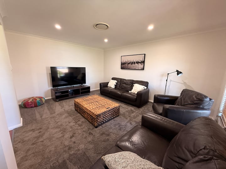 Modern 4-bedroom Retreat - Dubbo