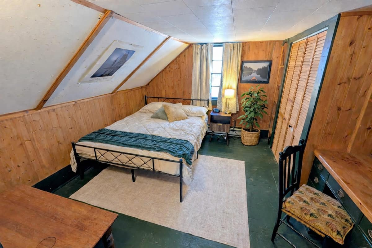 Bedroom 3 — Queen bed