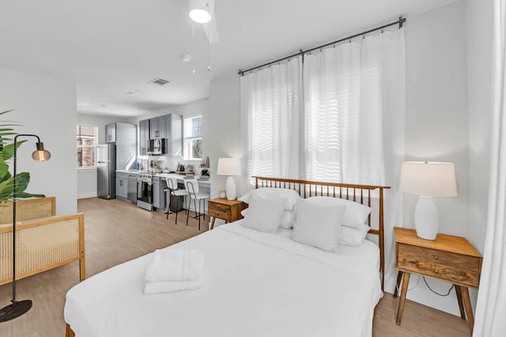 The Ivory Hour Suite Dallas 1bd1ba! - Dallas, TX