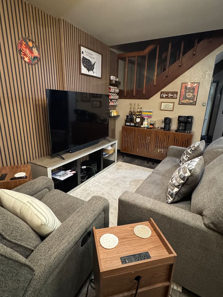 Cozy Private Queen Bedroom & Peaceful Neighborhood - Fairbanks, AK