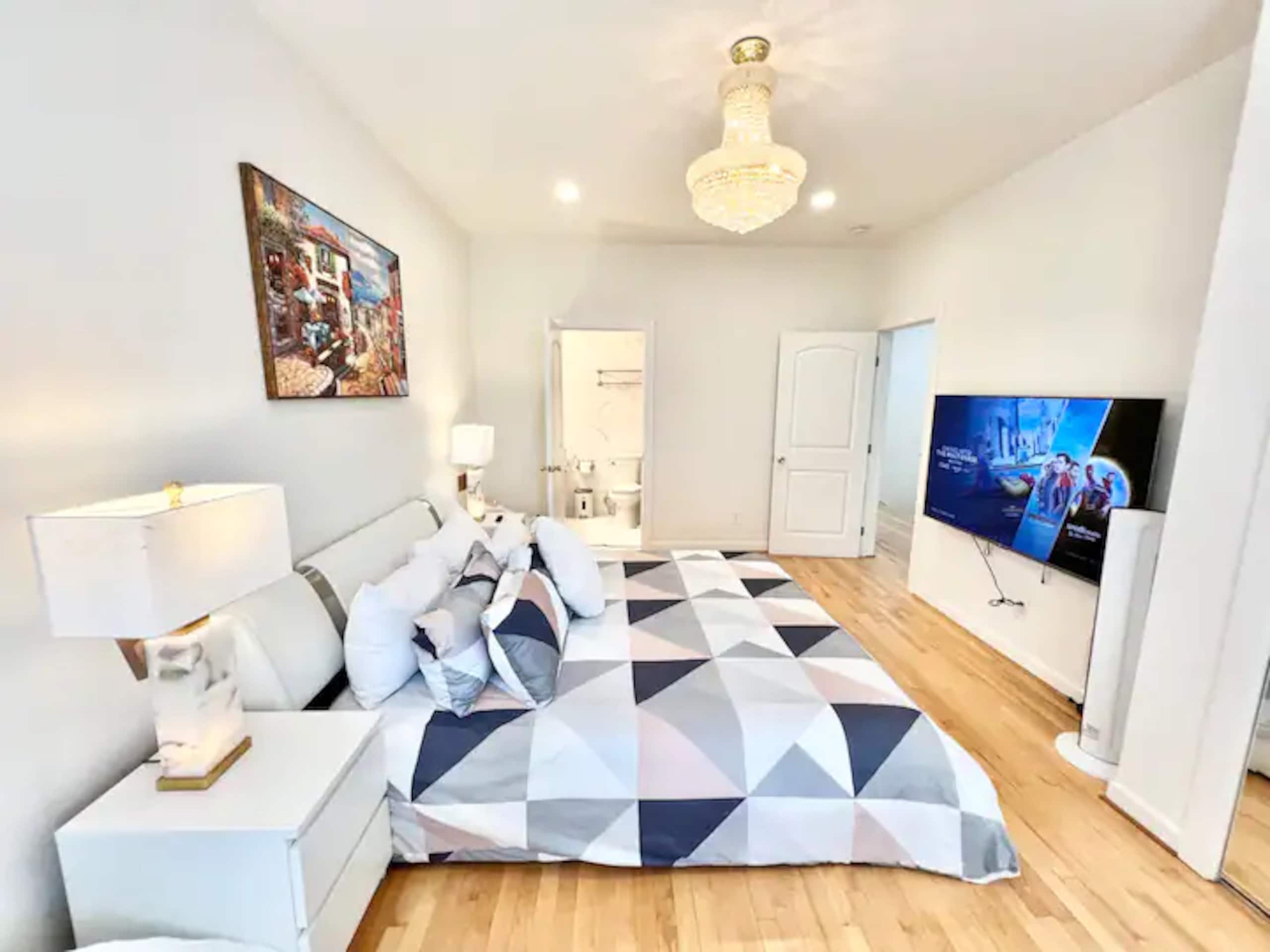 Home in San Francisco · ★5.0 · 4 bedrooms · 6 beds · 2.5 baths - Image 30