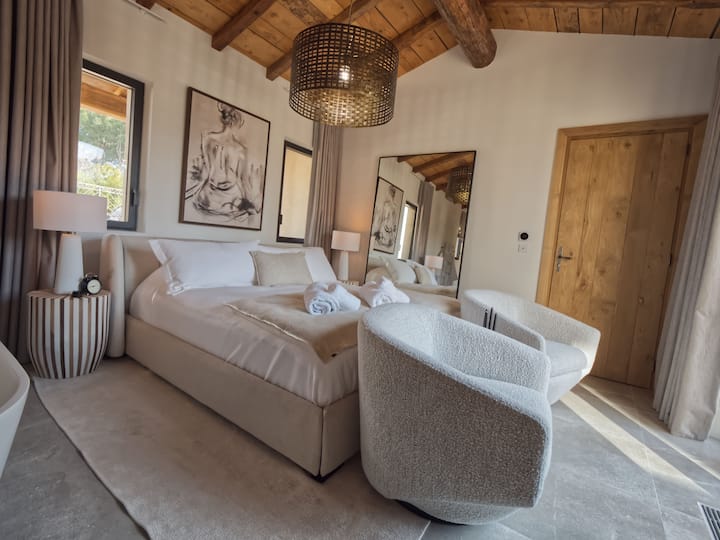 Master Suite-Terre Blanche des Alpilles-28 M2

This suite in shades of white is spacious and invites you to relax with its 2M bed, armchairs, TV, coffee, bath with views of the Alpilles, bathroom with bidet and private terrace