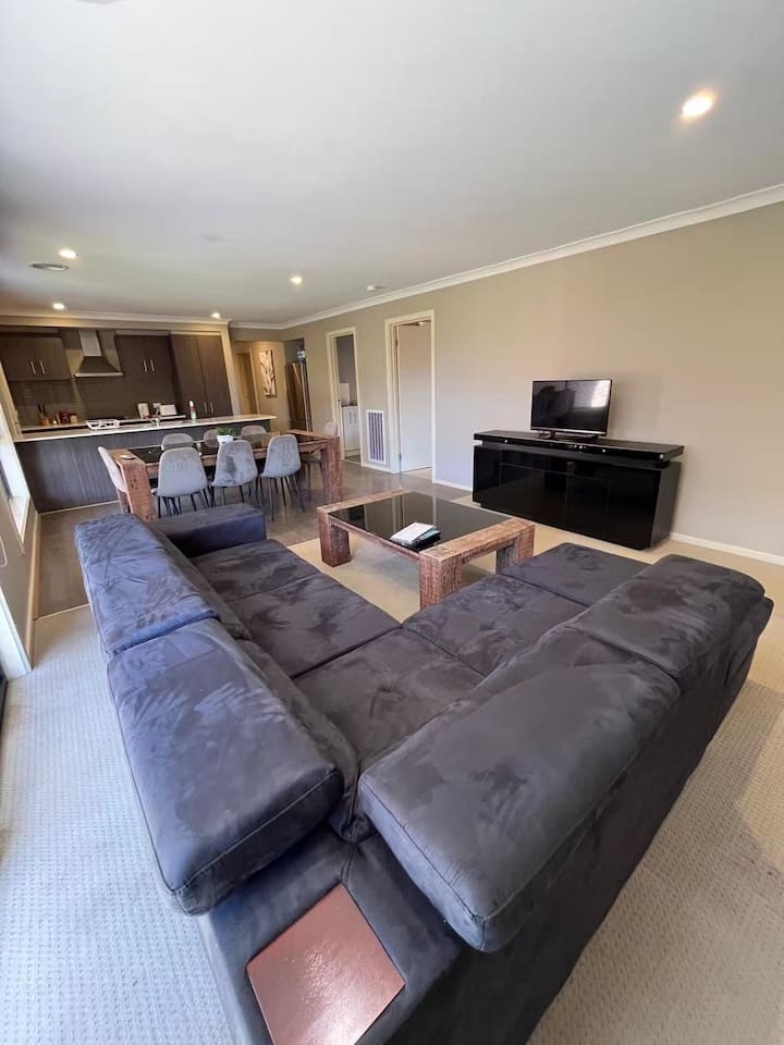 Melbourne West 4br Family Home | Garage + Wifi - Melton