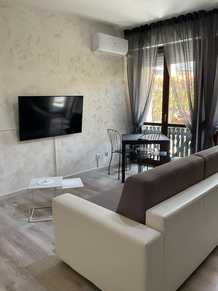 Elegante ,Luminoso B&b Ideale Per Vacanze E Lavoro - Luino