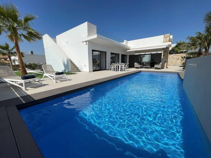 Poolside Oasis Family Villa - La Marina