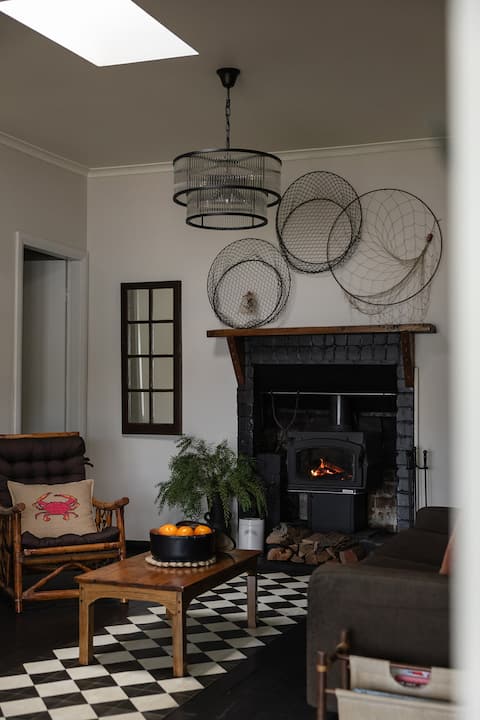 Top Airbnb: The Ecru House. in Central Coast Council