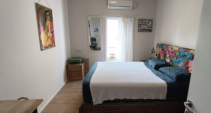 Cama supercómoda con un colchón de calidad, habitación acogedora y tranquila.