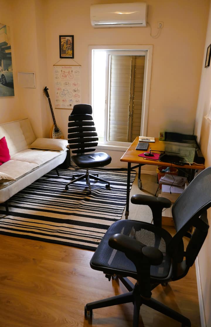 Un sofá cama muy cómodo o, como alternativa, un estudio tranquilo y acogedor.