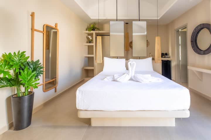 Evmaria Suites-high Floor Suite-private Jacuzzi - Santorini
