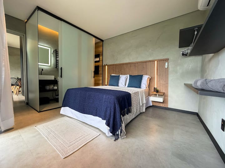 Suite met voorbereid bed, compleet beddengoed, kussens en geselecteerd trousseau voor een comfortabel verblijf.