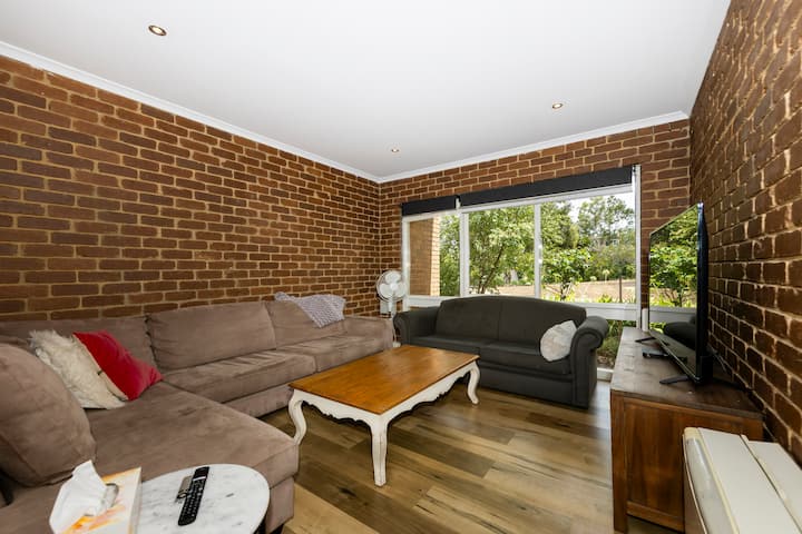 Surfers Paradise Near Urbnsurf + Airport + Pool - Essendon Fields Airport