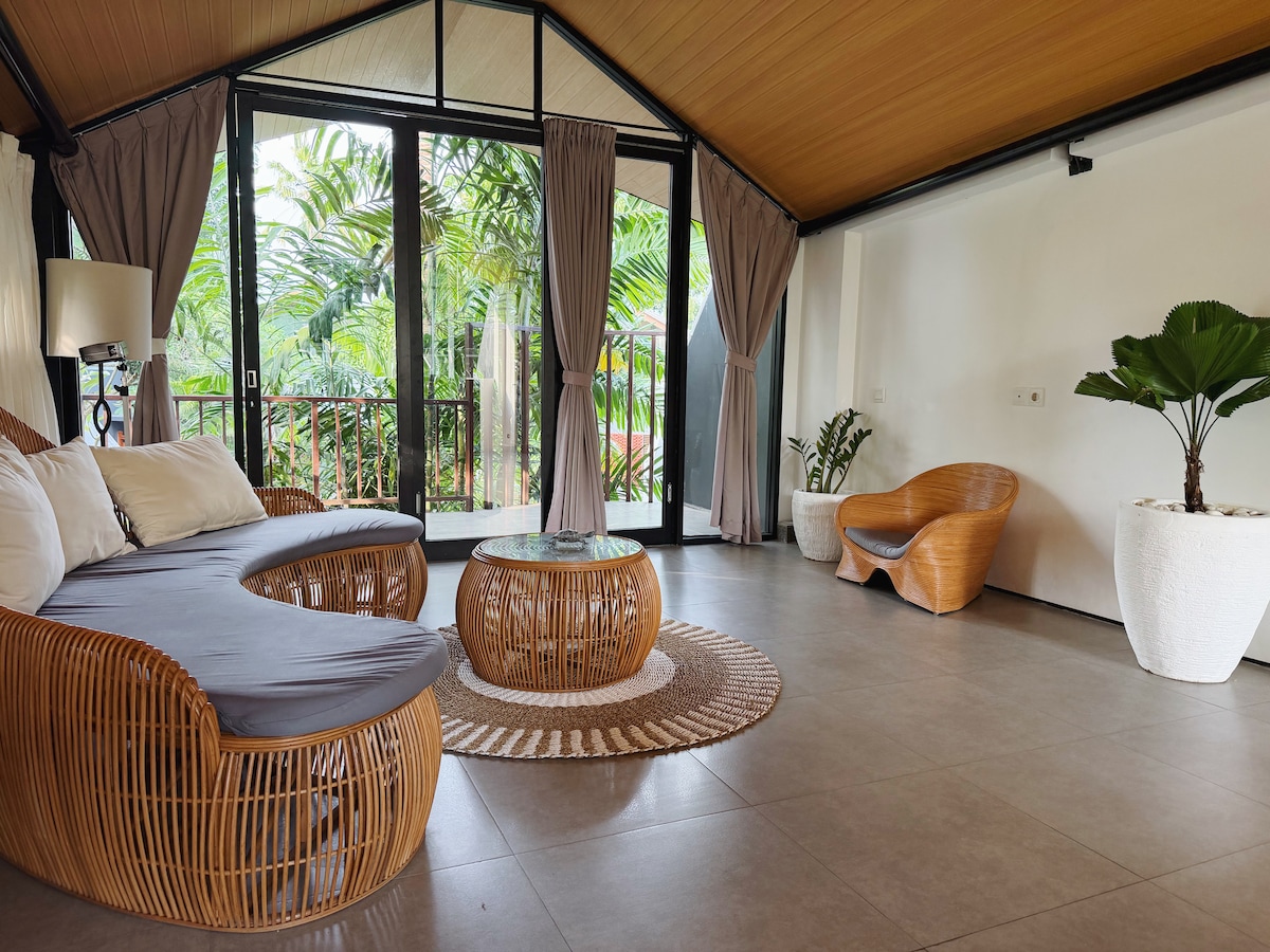 Home in South Kuta · 2 bedrooms · 2 beds · 2 private baths, comparabile Airbnb