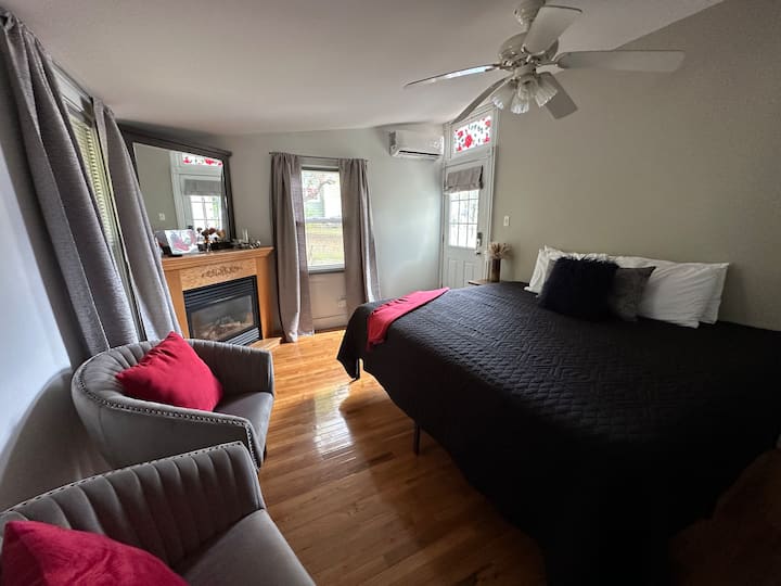 Unit 7- First Floor Studio @ The Champagne House - Hammondsport, NY