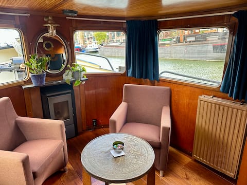 Top performing Airbnb: Tugboat “Ingona” 1941 | Unique accommodation for 2 in Rotterdam Centrum
