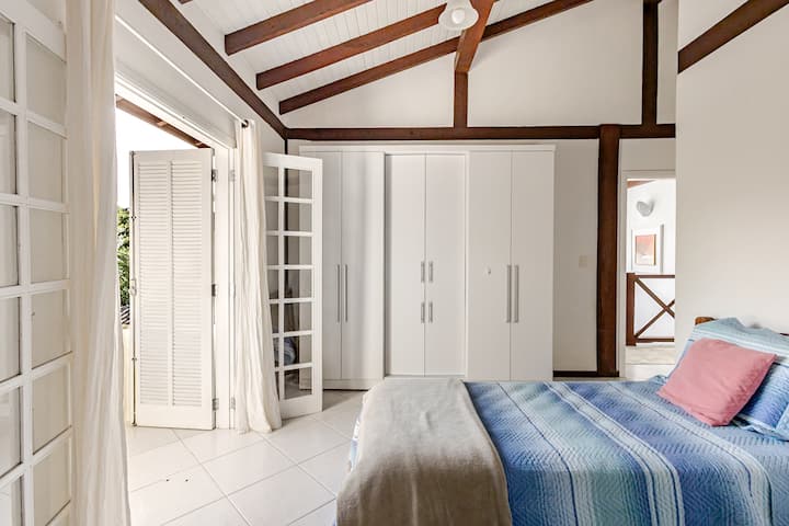 Habitación 3 equipada con cama matrimonial, aire acondicionado, lugar para guardar ropa, ropa de cama y salida directa al balcón.