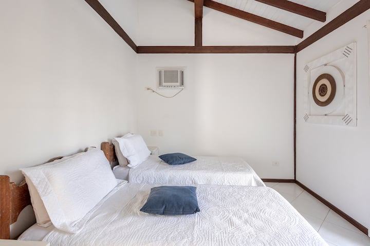 El dormitorio 2 está equipado con 2 camas individuales, aire acondicionado, ropa de cama, cobijas y almohadas adicionales, ganchos, un lugar para guardar la ropa y acceso directo al balcón.