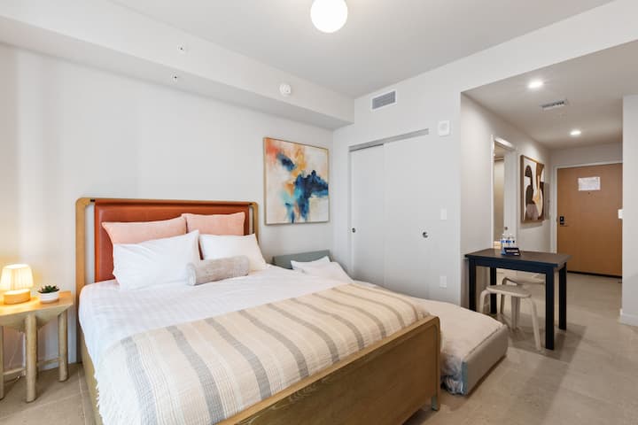 Luxury Studio & Rooftop Pool At The Crosby - Miami, FL