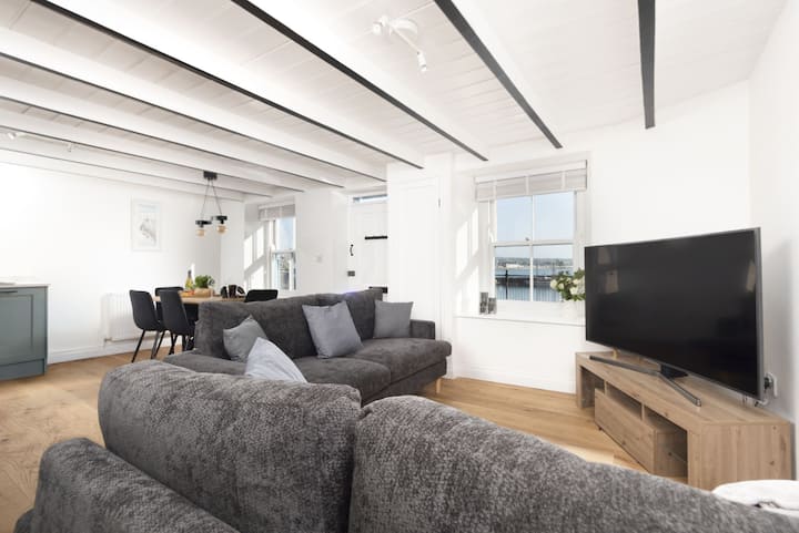 Harbour Watch Cottage - Newlyn Sea Views, Sleeps 6 - Marazion