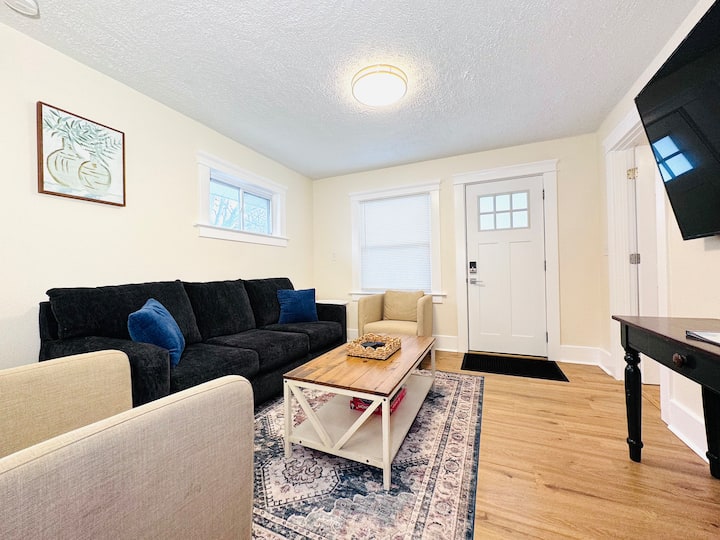 Cozy Lansing Retreat | 2br Near Msu & Downtown - Lansing, MI