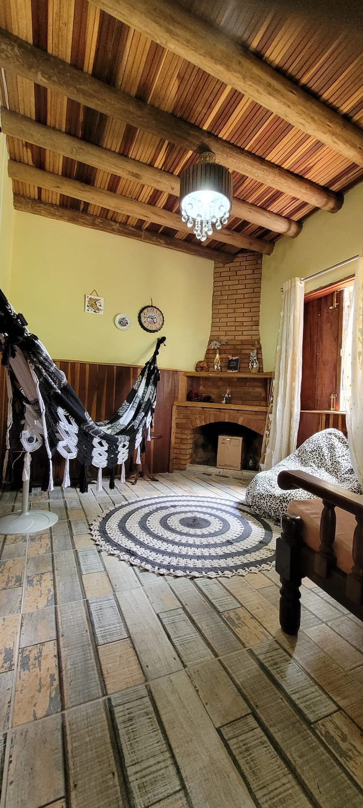 ბუხრიანი ოთახი კოტეჯის პირველ სართულზე.