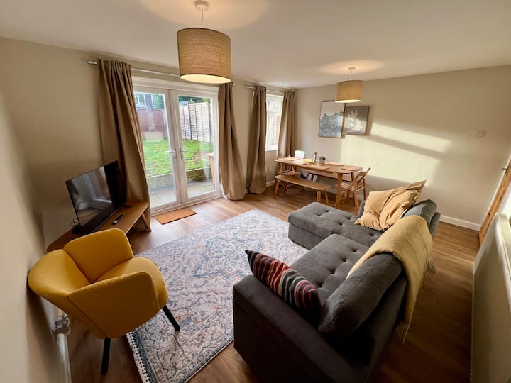 Cathedral House - Sleeps 8 With Driveway Parking - Drayton Manor Resort