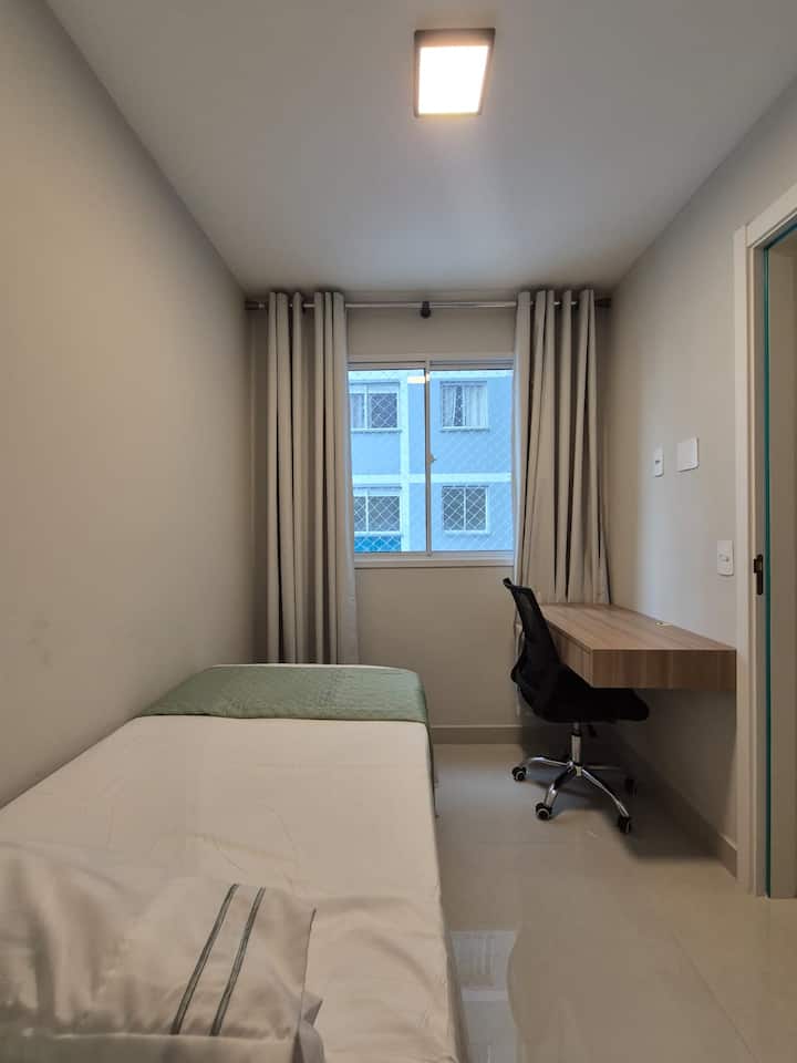 Quarto 2 aconchegante, com cama de solteiro + auxiliar embaixo. Confortável, pensado para proporcionar noites tranquilas de descanso. Ambiente bem iluminado, organizado e acolhedor, ideal para relaxar após um dia de passeio ou trabalho.️ ️