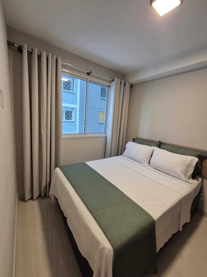 Quarto principal aconchegante, com cama de casal confortável, pensado para proporcionar noites tranquilas de descanso. Ambiente bem iluminado, organizado e acolhedor, ideal para relaxar após um dia de passeio ou trabalho.️