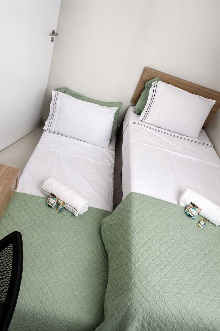 Diferenciais do apartamento:
• Cama de solteiro com baú para armazenamento de malas e pertences
• Enxoval completo
• Ambiente funcional e aconchegante.