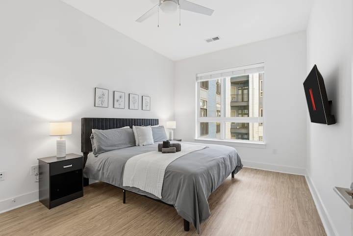 ห้องนอน #2 พร้อมเตียงคิงไซส์และทีวีขนาด 43 นิ้ว!