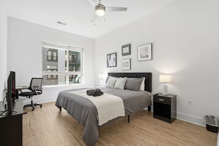 ห้องนอน #1 พร้อมเตียงคิงไซส์ที่สบาย ทีวีขนาด 43 นิ้ว และพื้นที่ทำงาน!