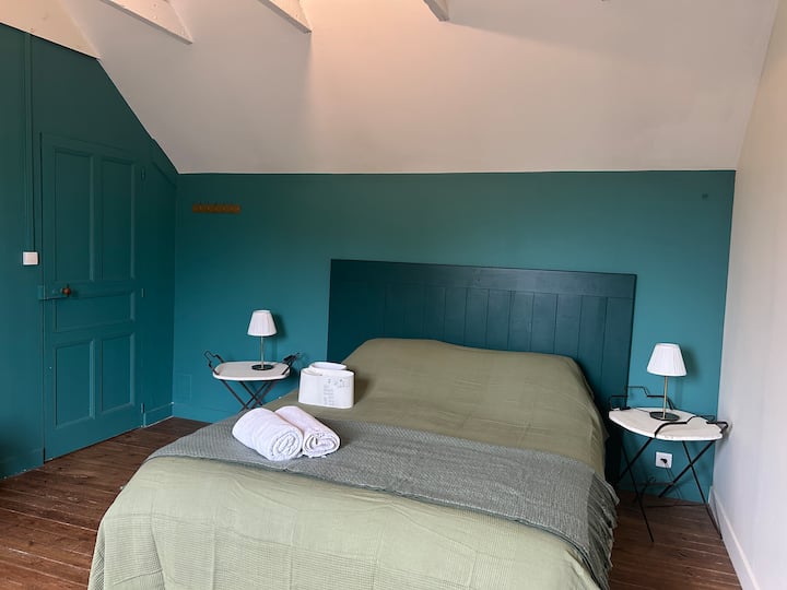 ห้องนอนพร้อมเตียงขนาด 160 ซม. 
มีร่มบนเตียง 