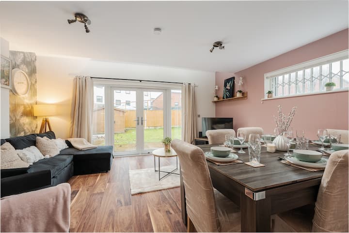 E-haven - Etihad-coop Live-free Parking-pool Table - Oldham
