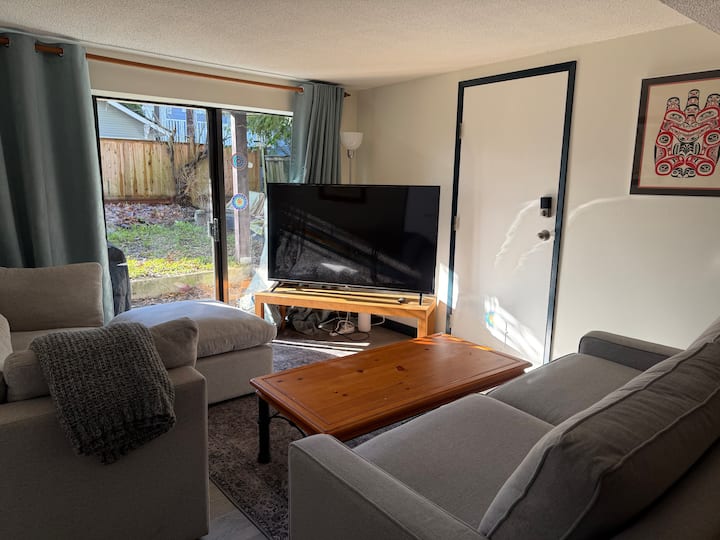 Spacious 2-bedroom Near Beaches, Shops & Transit - Vancouver