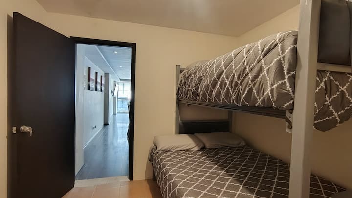 Recámara con litera ideal para familias, con cama matrimonial abajo e individual arriba. Espacio práctico y cómodo, perfecto para niños o grupos en el corazón de Polanco.
Con acceso a baños completos compartidos del departamento