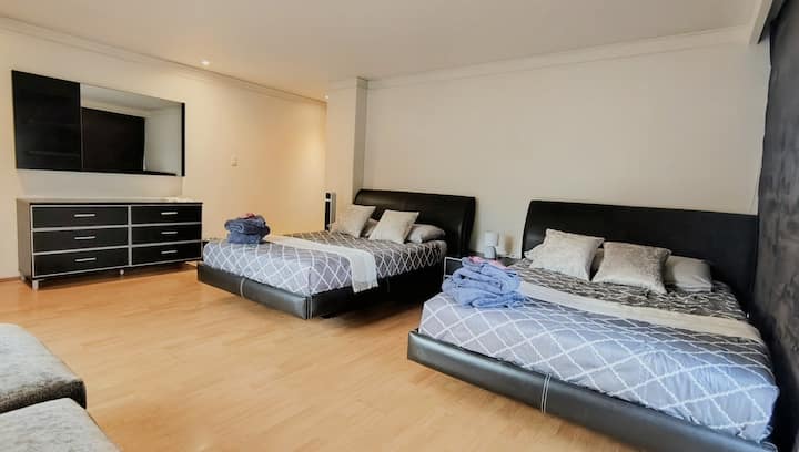 Amplia recámara en Polanco con baño privado, ideal para familias o grupos. Cuenta con dos camas matrimoniales y sofá cama, ofreciendo gran capacidad y comodidad en una de las mejores zonas de CDMX.